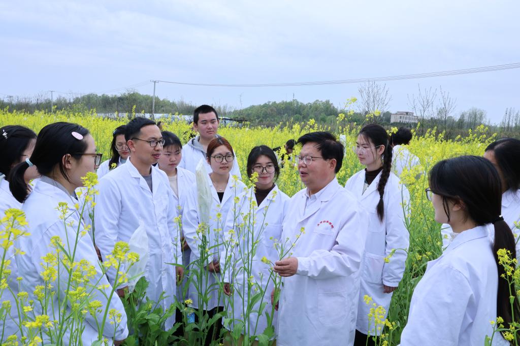 把课堂“种”在田野上 工作坊里的“未来名师”成长记——sunbet官网生物科学专业师范生成长工作坊实践纪实